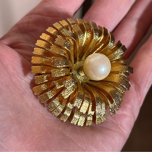 Vintage 50 60 Retro MCM Gold Faux pearl Oversized Sculpted Flower Brooch - Picture 9 of 11